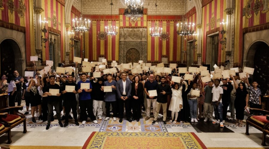 El programa ‘A l’estiu, Barcelona t’acull’ tanca amb un reconeixement als joves nouvinguts que hi han participat